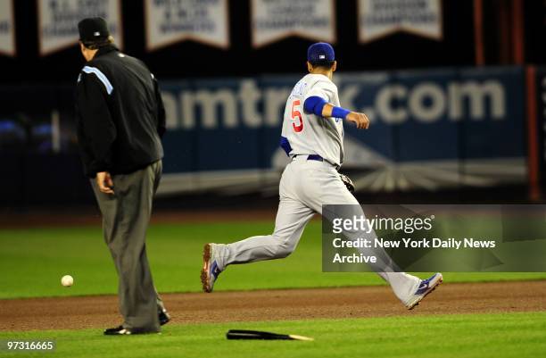 New York Mets vs. Chicago Cubs at Shea Stadium. 5th inning, New York Mets starting pitcher Johan Santana single. Chicago Cubs second baseman Ronny...