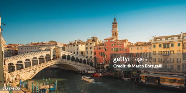 rialto bridge and grand canal, venice, italy. high angle view. - rialto bridge foto e immagini stock