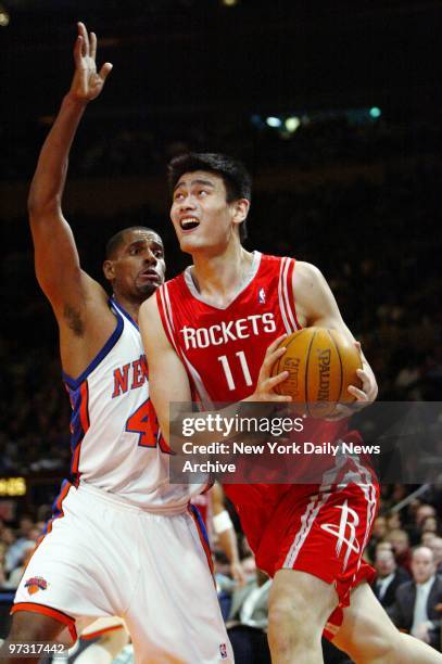 New York Knicks' Kurt Thomas guards Houston Rockets' Yao Ming during game at Madison Square Garden. The Rockets crushed the Knicks, 111-79.