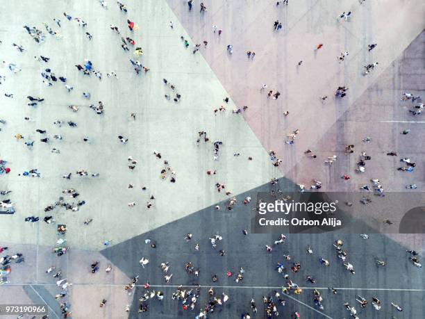 high angle view of menschen auf straße - menschenmenge stock-fotos und bilder