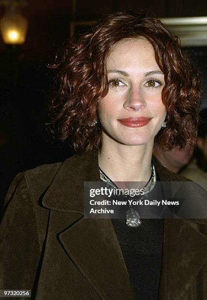 Julia Roberts at premiere of the movie "Frequency" at the Ziegfeld Theater.