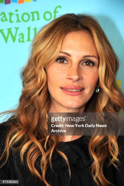 Julia Roberts at the Celebration of Paul Newman's Hole In The Wall Camps held at Avery Fisher Hall in Lincoln Center