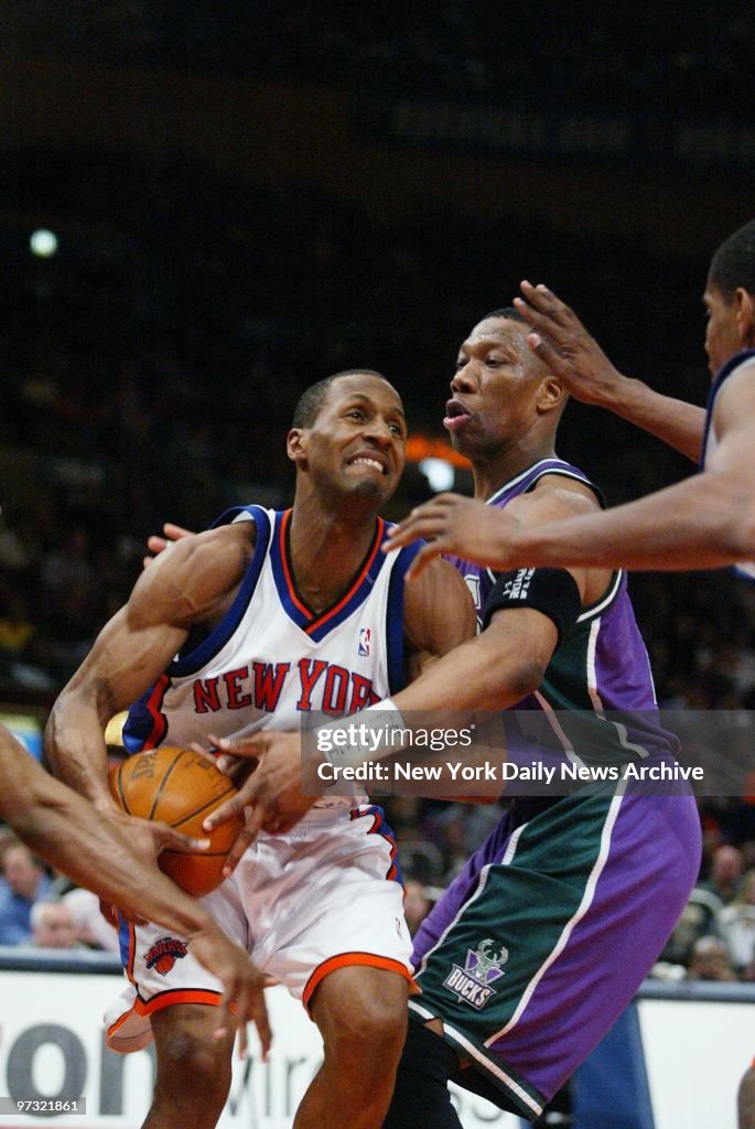 New York Knicks' Shandon Anderson (center) fights with Milwa