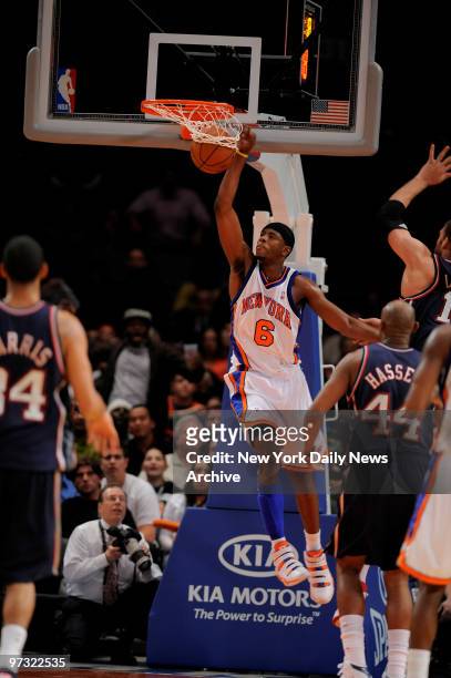 New York Knicks vs New Jersey Nets. Knicks Patrick Ewing Jr. Slams home 2nd dunk inthe 4th quarter.