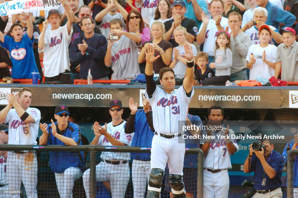 New York Mets' catcher Mike Piazza waves to fans during the