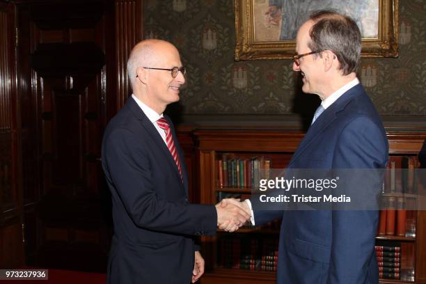 Peter Tschentscher welcomes S..E. Sir Sebastian Wood, ambassador of Great Britan and North Irland during he visits in the town hall on June 13, 2018...