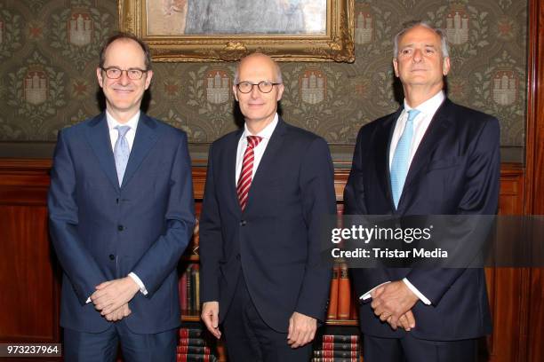 Sir Sebastian Wood, ambassador of Great Britan and North Irland with Honorary consul Nicholas Keller and Peter Tschentscher during he visits in the...