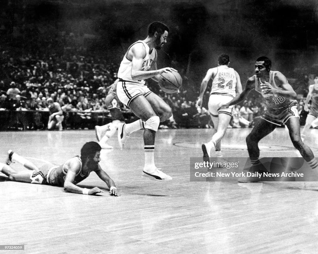 New York Knicks vs. Chicago, Walt Frazier of the Knicks move