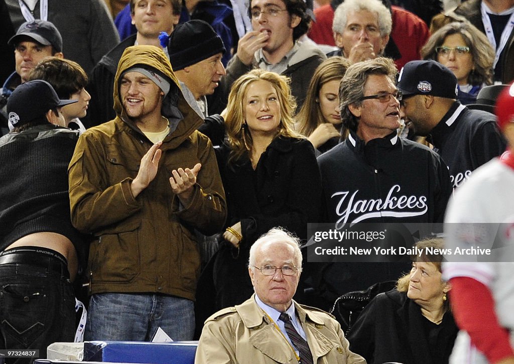 Kate Hudson (c.) and Kurt Russel (r.) at Yankee Stadium for