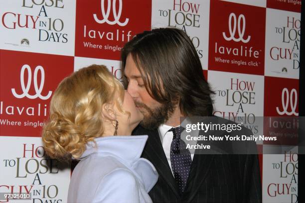 Kate Hudson gets a smooch from her husband, rocker Chris Robinson, at a screening of the movie "How to Lose a Guy in 10 Days" at the Ziegfeld...