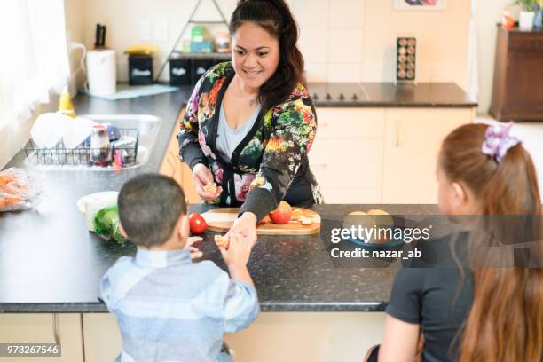 mãe, preparar o pequeno-almoço para crianças. - polynesian culture - fotografias e filmes do acervo