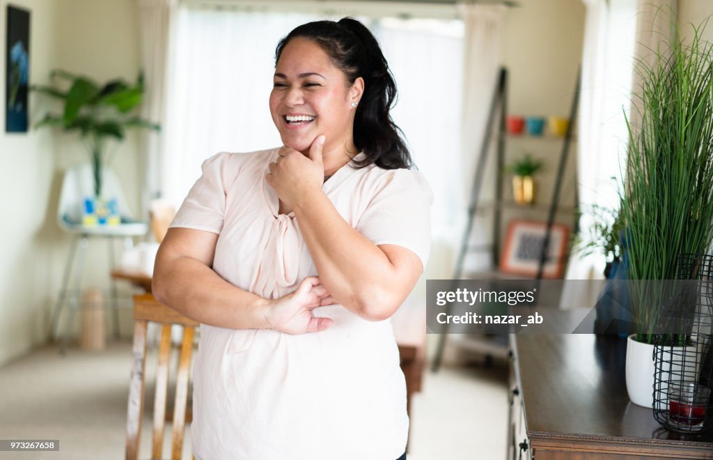 Speelse uitdrukking van Maori vrouw.
