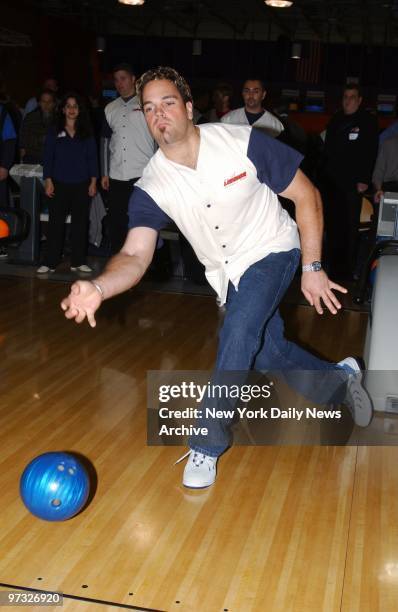 New York Mets' catcher Mike Piazza shows good form at the annual Robin Ventura All-Star Bowling Classic at the AMF Chelsea Piers Lanes. Funds raised...