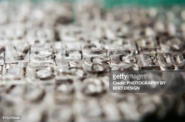 close-up of letterpress metal types - drucktype stock-fotos und bilder
