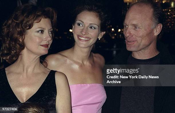 Susan Sarandon, Julia Roberts and Ed Harris arrive at the Ziegfeld Theater for the premiere of "Stepmom.",
