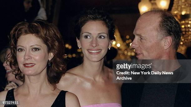 Susan Sarandon, Julia Roberts and Ed Harris , arrive at the Ziegfeld Theater for the premiere of "Stepmom.",