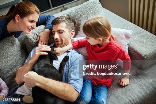 Famiglia con bambino e cane Famiglia con bambino e cane