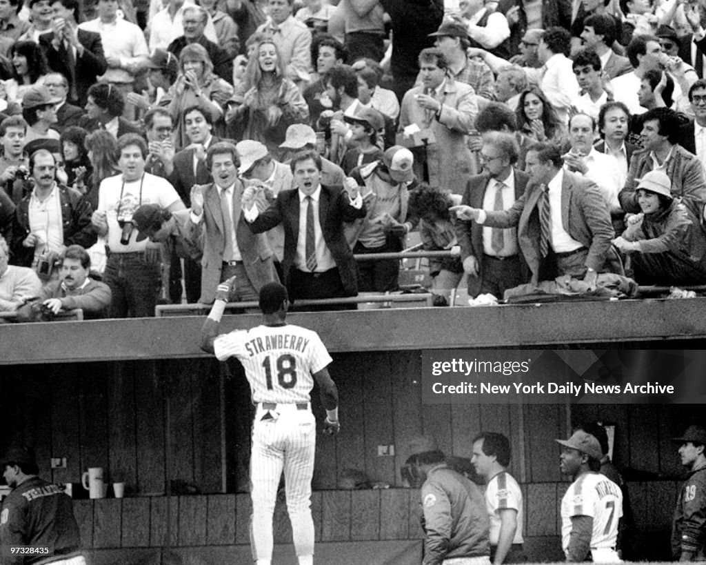 New York Mets Darryl Strawberry (18) being congratulated aft