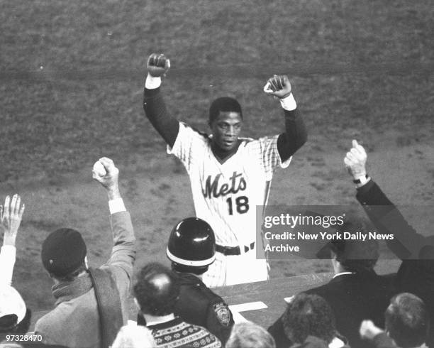 New York Mets' Darryl Strawberry acknowledges cheers of Shea partisans after his eighth inning homer. Mets defeated the Boston Red Sox, 8-5, in Game...