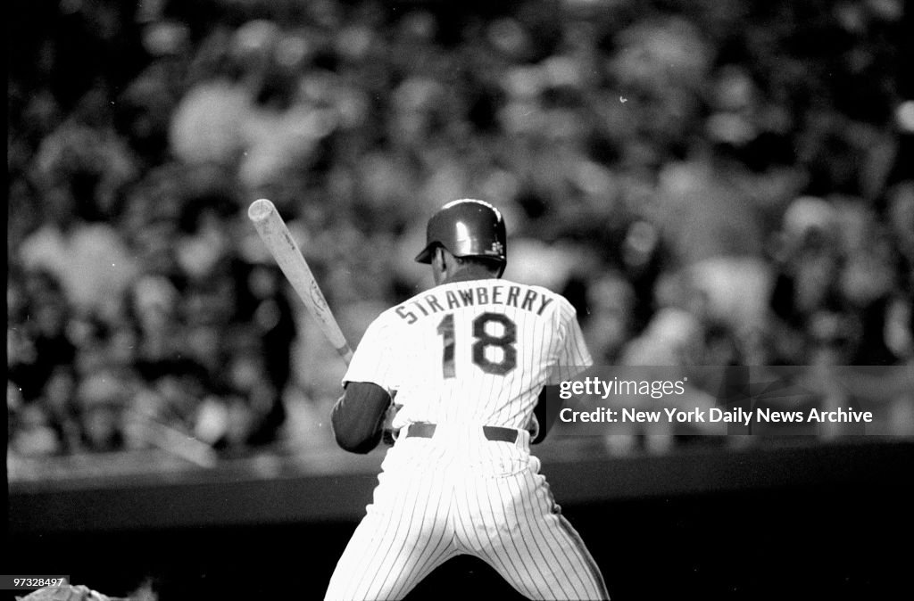 New York Mets' Darryl Strawberry takes a pitch against the B
