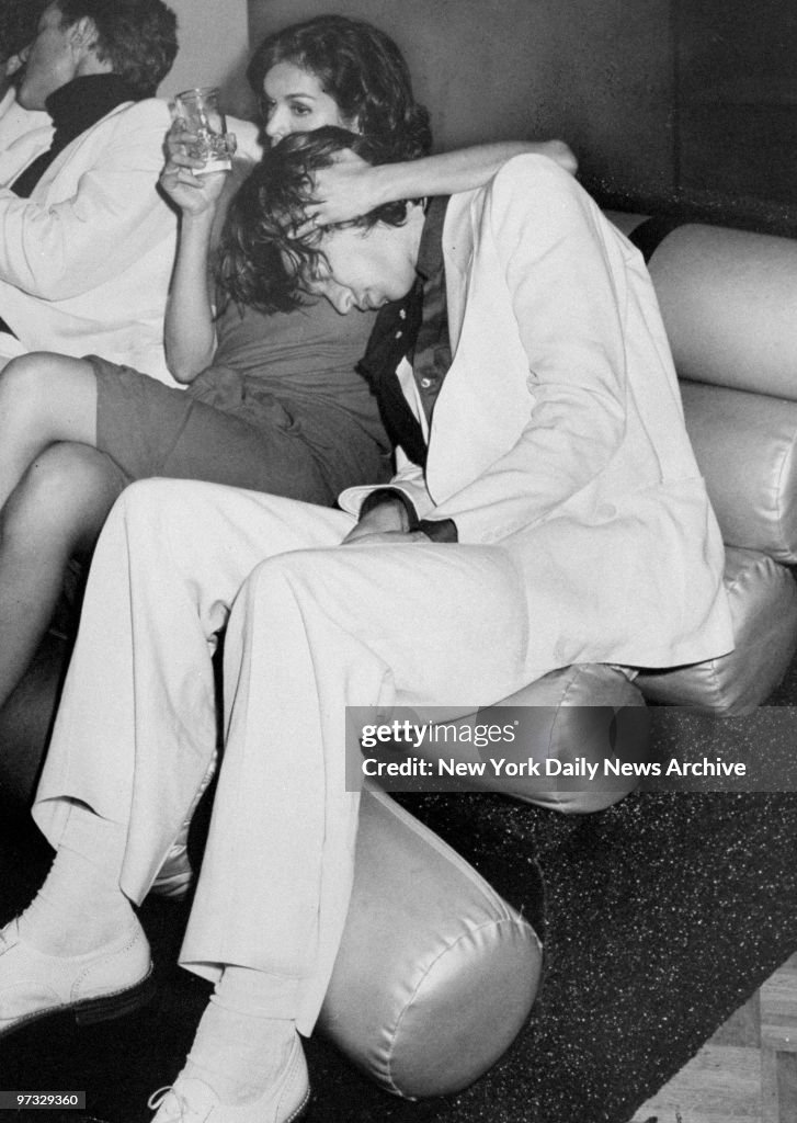 Mick Jagger rests his head on Bianca Pérez-Mora Macías