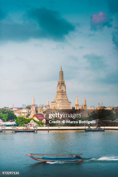 wat arun temple, bangkok - bangkok skyline stock pictures, royalty-free photos & images