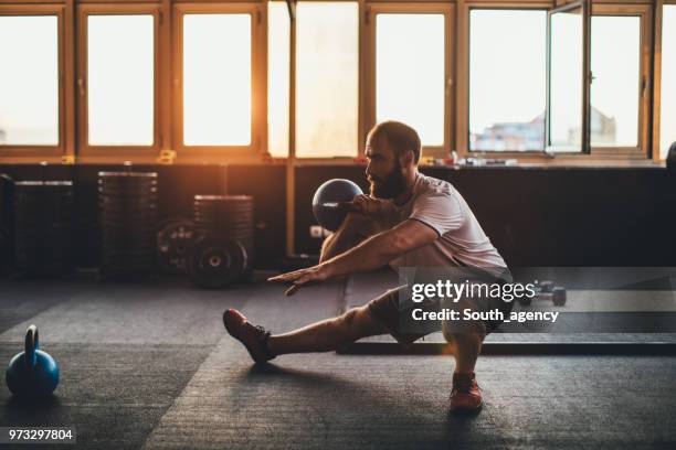 guy training with weights - man crouching stock pictures, royalty-free photos & images