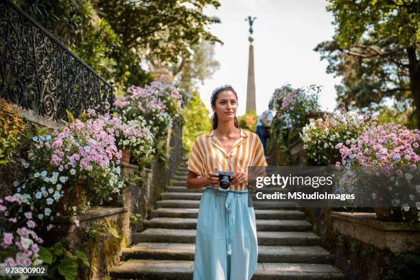 erkunden italien. - frauen mit fotoapparat stock-fotos und bilder