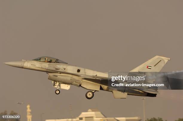 Air Force Lockheed Martin F-16E Fighting Falcon taking-off with smoke at the Dubai AirShow 2007.