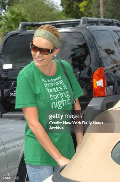 Simpson Out of Jail and now at home In Kendel, Florida. OJ's girlfriend Christie Prody after a morning of groceries shopping at Publix in the Kendal...