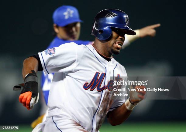 New York Mets' Jose Reyes rounds third on his way to scoring the tying run in the sixth inning of Game 5 of the 2006 All-Star Series at the Yahoo...