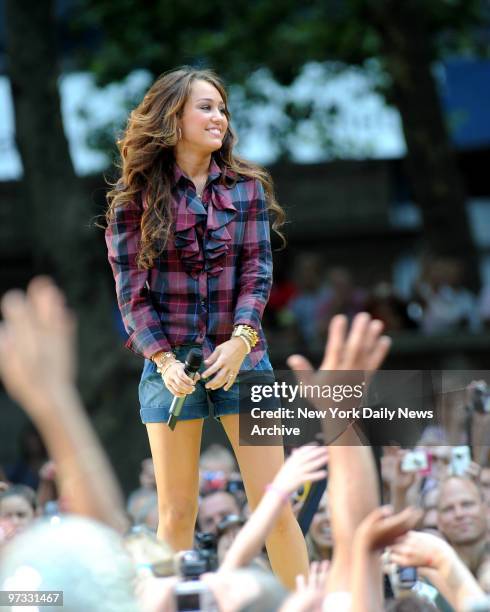 Miley Cyrus performing in a packed Bryant Park on the Good Morning America Show ?