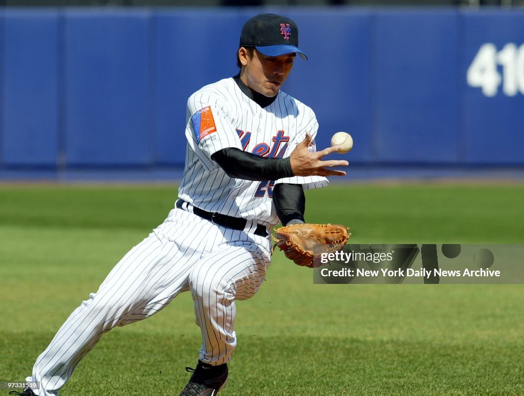 New York Mets' Kaz Matsui bobbles the ball and fails to get