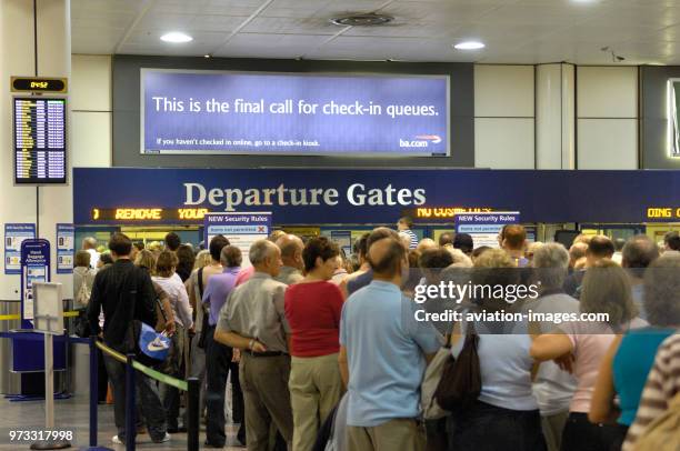 Check In Queue 1,170 Airport Security Queue Stock Photos, High-Res Pictures, and ...