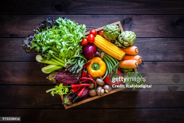 bovenaanzicht van gezonde groenten in een houten krat - krat stockfoto's en -beelden