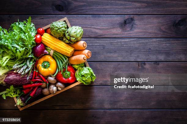 vue de dessus des légumes sains dans une caisse en bois - fresh vegetables photos et images de collection