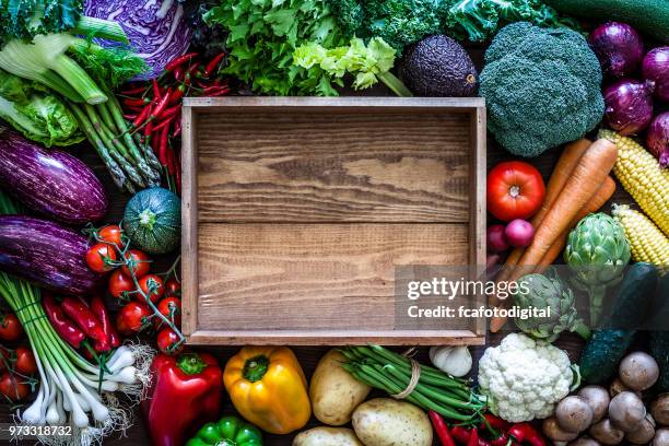 lege houten krat en groenten - wooden box stockfoto's en -beelden