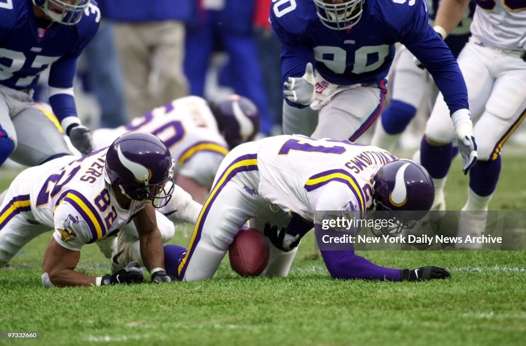 Minnesota Vikings fumble kickoff and New York Giants move in