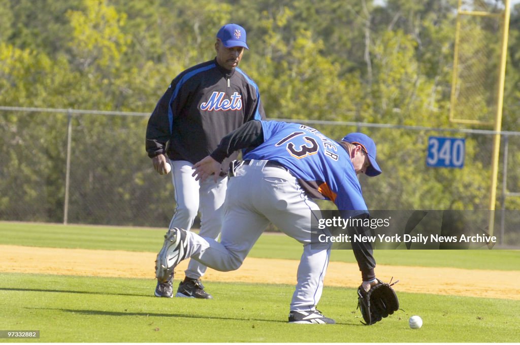 New York Mets' pitcher Billy Wagner fields a ground ball und