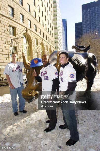 New York Mets' manager Willie Randolph gives thumbs up as he joins teammates Kris Benson and David Wright next to the Wall St. Bull as the Mets kick...