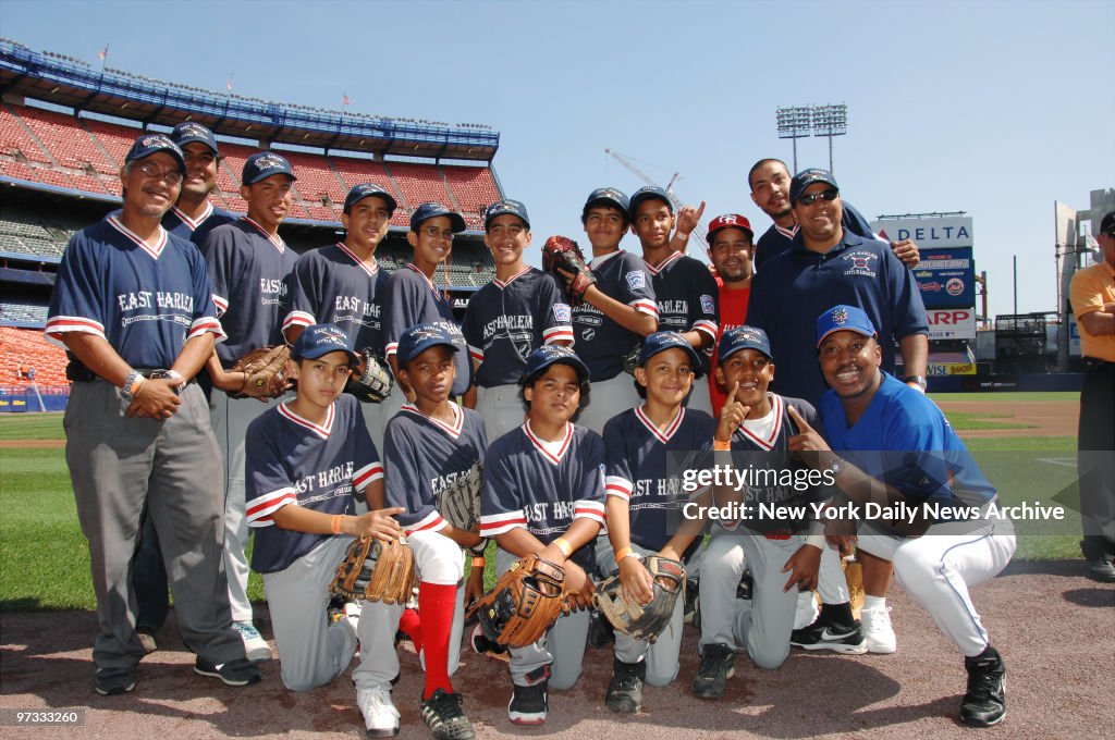 New York Mets' manager Willie Randolph (lower right) takes a