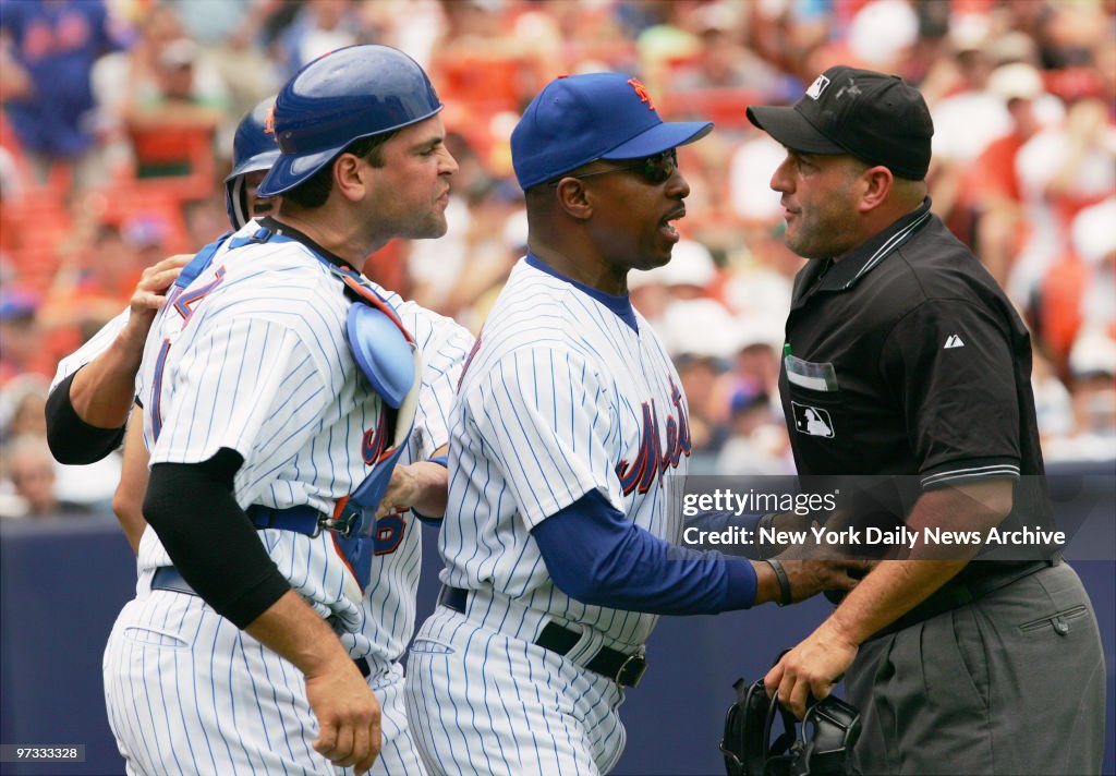 New York Mets' manager Willie Randolph gets between home pla