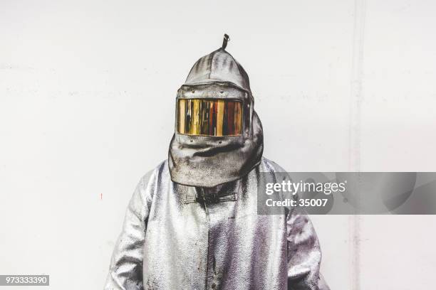 鋼鐵工人的肖像在銀色西裝與火面具 - 防護服 個照片及圖片檔