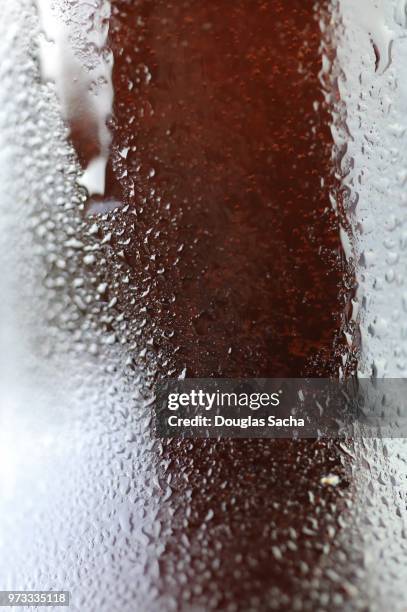 refreshing cold beer beverage - pouring softdrink stock-fotos und bilder