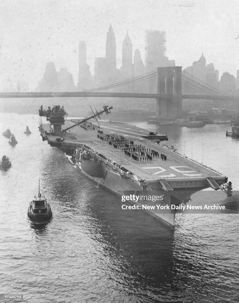 The aircraft carrier Independence heads up the East River on