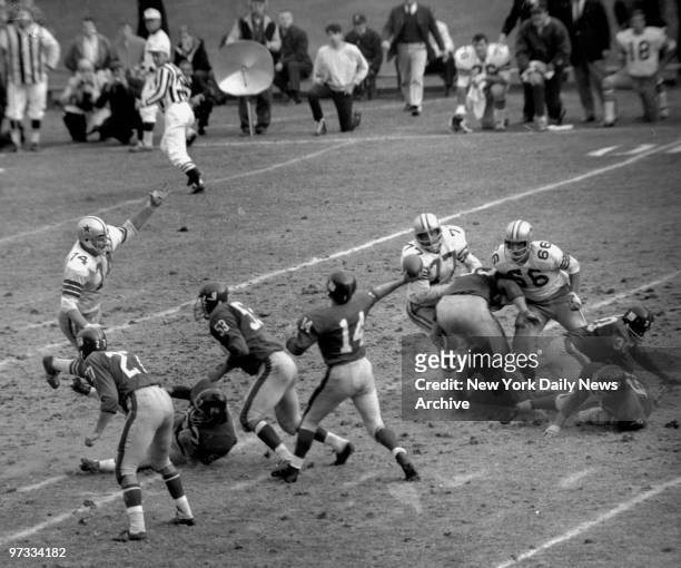One of few bright spots for the New York Giants and 63,031 patrons at Yankee Stadium was a Y.A. Tittle pass to Frank Gifford against the Dallas...
