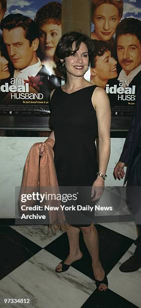 Elizabeth Vargas arrives for the premiere of the movie "An Ideal Husband," benefiting AmFar, at the Paris Theater.