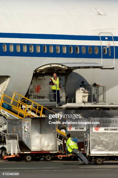 747 Container Loading 253 747 From Rear Stock Photos, High-Res Pictures, and Images - Getty ...