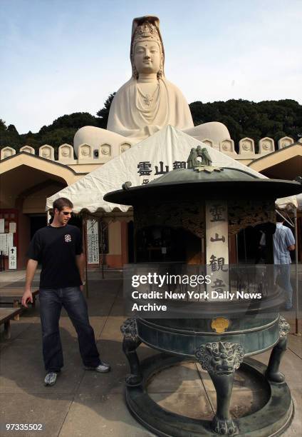 New York Mets' pitcher John Maine visits a statue while on a tour of Kyoto, Japan, on a travel day during the 2006 Japan All-Star Series.