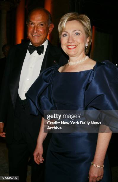 Oscar de la Renta and Hillary Clinton at the 2002 CFDA Fashion Awards at the New York Public Library.